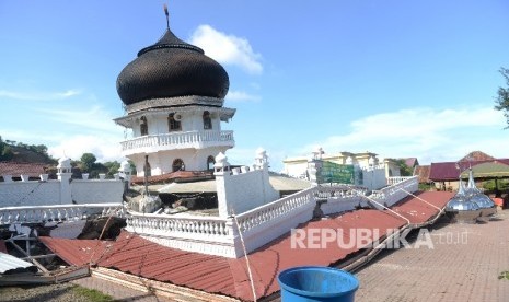  Bangunan Masjid yang ambruk akibat gempa di Pidie Jaya, NAD, Kamis (8/12). 