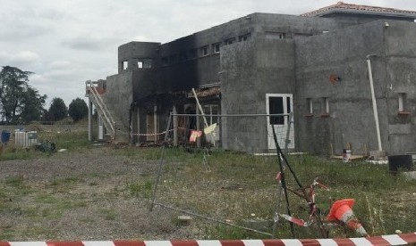 Bangunan masjid yang terbakar di Tolouse, Prancis. 