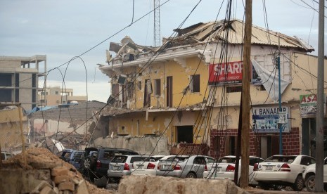 Bangunan porak poranda setelah ledakan terjadi di Hotel Nasa-Hablod di Mogadishu, Somalia.