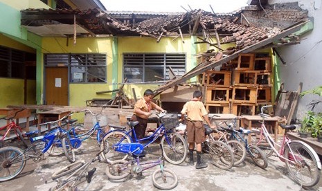 Bangunan ruang kelas yang ambruk  di SDN Siwalankerto IV, Surabaya, ambruk karena dimakan rayap. 