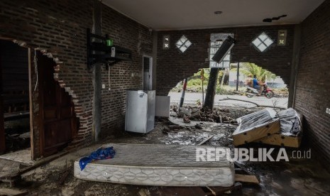 Bangunan rumah singgah yang hancur akibat terjangan gelombang tsunami Selat Sunda di Anyer Carita, Banten, Rabu (26/12/2018). 