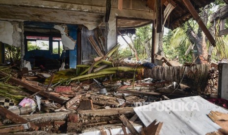 Bangunan rumah singgah yang hancur akibat terjangan gelombang tsunami Selat Sunda di Anyer Carita, Banten, Rabu (26/12/2018). 