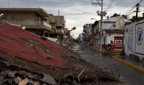  Bangunan runtuh akibat gempa 8.1 skala richter di Juchitan, negara bagian Oaxaca, Meksiko, Ahad (10/9).