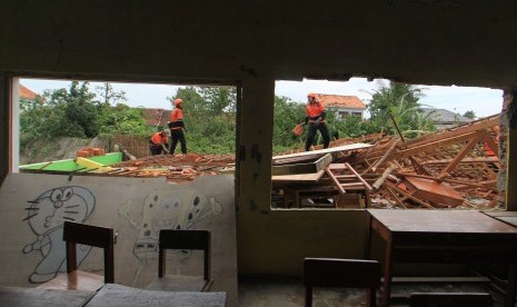 Bangunan rusak akibat angin kencang.