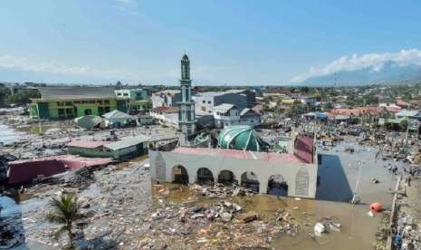 Bangunan rusak akibat diterjang tsunami di Palu.