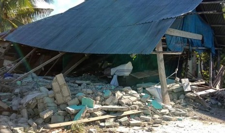 Gempa juga pernah menerjang Desa Tomara, Halmahera Selatan, Maluku Utara, Senin (15/7) lalu. Gempa kembali melanda Maluku Utara, kini di wilayah barat laut Jailolo. Menurut BMKG gempa berpotensi tsunami. 