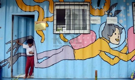   Bangunan Sekolah Masjid Terminal (Master) yang terbuat dari kontainer di Depok, Jawa Barat.  (Republika/Agung Supriyanto)