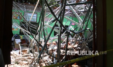 Bangunan sekolah yang ambruk di Sekolah Dasar (SD) Negeri Gentong, Kecamatan Gadingrejo, Pasuruan, Jawa Timur, Selasa (5/11/2019). Seorang guru dan seorang siswa tewas, sementara 11 siswa lainnya mengalami luka-luka.