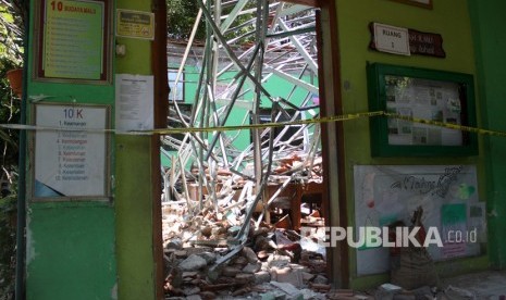 Bangunan sekolah yang ambruk di Sekolah Dasar (SD) Negeri Gentong, Kecamatan Gadingrejo, Pasuruan, Jawa Timur, Selasa (5/11/2019). Seorang guru dan seorang siswa tewas, sementara 11 siswa lainnya mengalami luka-luka. 