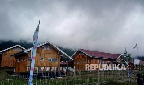 Bangunan unit sekolah baru (USB) sekolah menengah pertama negeri (SMPN) Ok Aom, Distrik Ok Aom di Kabupaten Pegunungan Bintang, Papua, yang baru diresmikan oleh Menteri Pendidikan dan Kebudayaan (Mendikbud) Muhadjir Effendy, Senin (18/12).