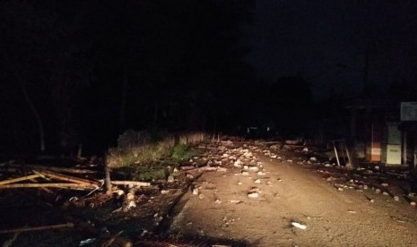 Bangunan warung hancur di tepi jalan raya Anyer, Sabtu (22/12). Sekitar pukul 21.45 gelombang ombak pasang menerpa Pantai Anyer, Banten.