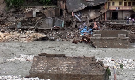    Bangunan yang hancur akibat banjir bandang di kabupaten Uttarkashi, Uttarakhand, India, Ahad (5/8) 2012.