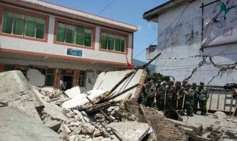   Bangunan yang hancur akibat gempa di Desa Gucheng Longmen Township,Ya'an,provinsi Sichuan,Cina, Sabtu (20/4).