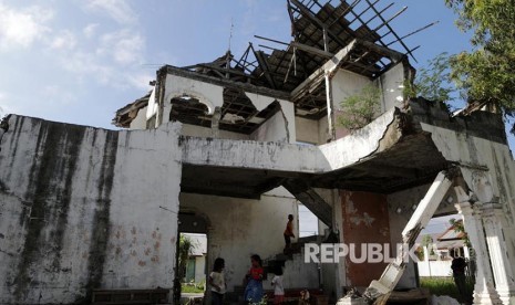 Bangunan yang rusak akibat gempa bumi pada laga berkekuatan 9.2 SR yang menimbulkan gelombang tsunami di Banda Aceh. Seorang polisi yang hilang sejak tsunami ditemukan kembali. Polisi tersebut mengalami gangguan kejiwaan dan dirawat di Rumah Sakit Jiwa Banda Aceh. 