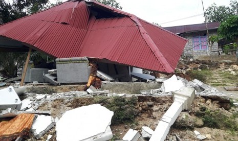 Bangunan yang rusak akibat gempa bumi di wilayah Liang Ambon, Maluku, Jumat (27/9/2019).