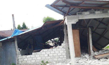 Bangunan yang rusak akibat gempa bumi di wilayah Liang Ambon, Maluku, Jumat (27/9/2019).