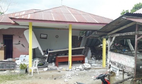 Bangunan yang rusak akibat gempa bumi di wilayah Liang Ambon, Maluku, Jumat (27/9/2019).