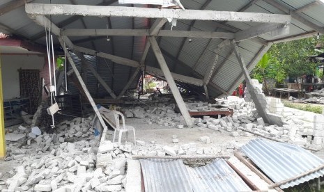 Bangunan yang rusak akibat gempa bumi di wilayah Liang Ambon, Maluku, Jumat (27/9/2019).