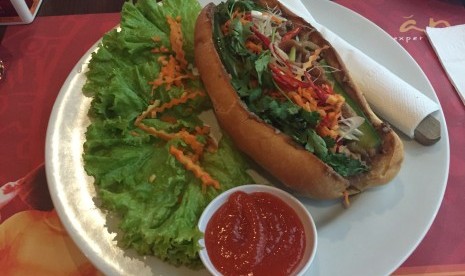 Banh mi ga xao hanh tay ala Do An.