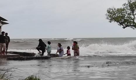 Banjir akibat gelombang tinggi air laut (rob), kembali melanda pesisir Kabupaten Indramayu, tepatnya di Desa Eretan Kulon dan Desa Eretan Wetan, Kecamatan Kandanghaur, Ahad (7/2). Banjir merendam ribuan rumah warga dengan ketinggian 20 cm – 1 m. 