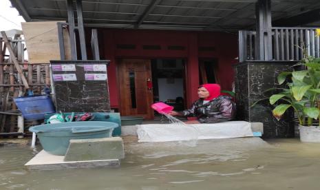 Banjir akibat gelombang tinggi air laut (rob), kembali melanda pesisir Kabupaten Indramayu, tepatnya di Desa Eretan Kulon dan Desa Eretan Wetan, Kecamatan Kandanghaur, Ahad (7/2). Banjir merendam ribuan rumah warga dengan ketinggian 20 cm – 1 m. 