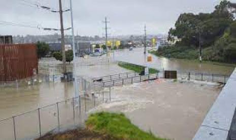 Banjir akibat hujan deras di Auckland, Selandia Baru, 27 Januari 2023, dalam tangkapan layar yang diperoleh dari video media sosial.  Selandia Baru pada Selasa (14/2/2023) mengumumkan keadaan darurat nasional untuk ketiga kalinya dalam sejarahnya karena Topan Gabrielle. Topan ini menyebabkan banjir yang meluas, tanah longsor dan gelombang besar lautan.