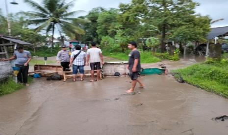 Banjir akibat luapan air Sungai Cibanjaran di Kecamatan Sukaratu, Kabupaten Tasikmalaya, Senin (3/10/2022). 