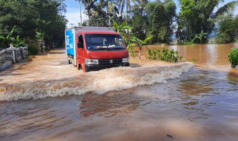 Banjir akibat luapan Sungai Citanduy dan Sungai Cikidang embali terjadi di Desa Tanjungsari, Kecamatan Sukaresik, Kabupaten Tasikmalaya, Kamis (25/3). 