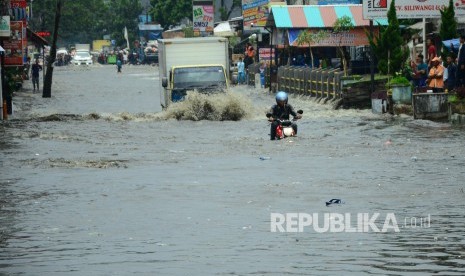 Banjir akibat luapan Sungai Citepus di Jalan Pagarsih, Kota Bandung.