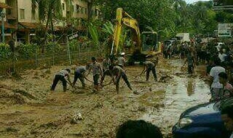 Banjir bandang di Pandenglang menelan empat korban pengguna jalan yang melintas 