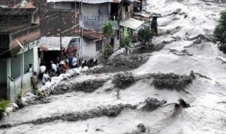 Banjir bandang (ilustrasi) Badan Penanggulangan Bencana Daerah (BPBD) menyebut 29 unit rumah warga Desa Naitael, Kabupaten Kupang, Provinsi Nusa Tenggara Timur (NTT) hilang disapu banjir bandang yang melanda daerah itu pada Kamis (29/12/2022) dini hari.