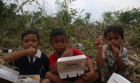 Banjir bandang Lebak membuat warga yang awalnya bertani dan berdagang terpaksa menganggur. Sehingga terpaksa bertahan hanya berdasarkan uluran bantuan