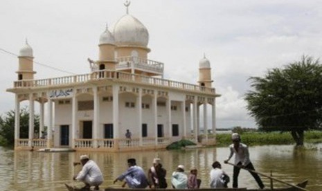 Banjir bandang melanda Kamboja. Sekitar 18 kilometer dari Pnom Penh, umat Islam Kamboja berjibaku melewati banjir untuk sekadar shalat di sebuah masjid yang dikelilingi air. 