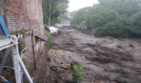 Banjir bandang menerjang Kota Batu dan Malang, Jawa Timur, setelah hujan intensitas tinggi mengguyur wilayah hulu Sungai Brantas, Kamis (4/11), pukul 14.00 WIB. Sebanyak 15 warga dilaporkan hanyut. 