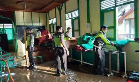 Banjir bandang menerjang sejumlah jorong, setingkat dusun, di Kabupaten Solok, Sumatra Barat pada Kamis (6/9) malam. Badan Nasional Penanggulangan Bencana (BNPB) merangkum, bencana alam ini berdampak pada 1.830 jiwa dari 143 kepala keluarga (KK) di Nagari Muaro Paneh dan 1.407 jiwa atau 279 KK di Nagari Kinari. 