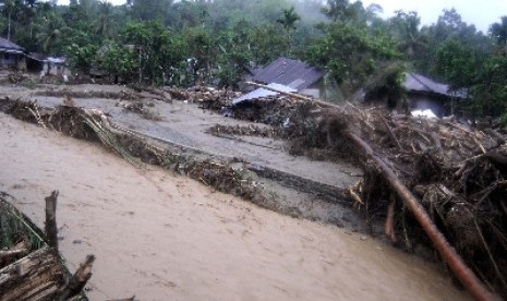 Banjir bandang menghanyutkan jutaan kubik kayu gelondongan hasil illegal logging di Aceh (ilustrasi).