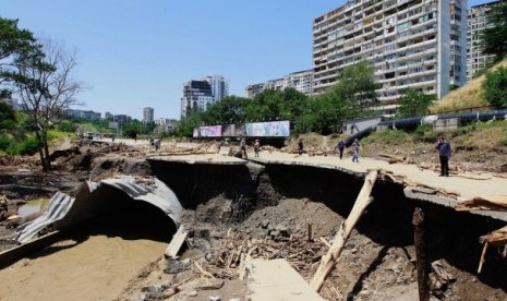 Banjir bandang merusak jalan di Tbilisi, Georgia, Selasa (16/6).