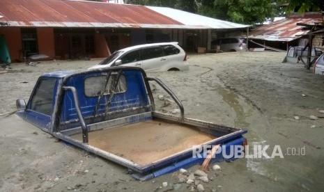 Banjir Bandang Sentani. Sejumlah kendaraan terendam lumpur saat banjir bandang di Sentani, Kabupaten Jayapura, Papua, Ahad (17/3/2019). 