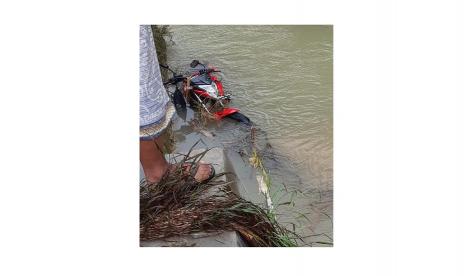 Banjir Bandang Terjang Grobogan. Kendaraan jenis motor roda dua ditemukan di bawah jembatan Desa Tegalsumur, Kecamatan Brati, Kabupaten Grobogan, Jawa Tengah, Jumat (6/1). Pemilik motor tersebut ditemukan dalam kondisi meninggal dunia setelah terseret banjir bandang yang dipicu oleh cuaca ekstrem.