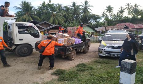 Banjir bandang yang menerjang tiga kecamatan di wilayah Bone Pesisir, Bone Bolango, Senin (07/09) memberikan dampak yang cukup parah. Warga yang terdampak banjir kini telah diungsikan ke lokasi yang lebih aman. Namun, beberapa fasilitas umum saat ini masih tertutup longsor yang cukup tebal.