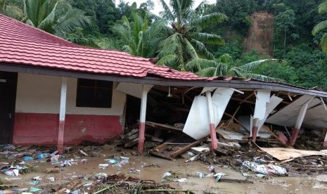 Banjir dan tanah longsor di Kabupaten Pesisir Barat, Lampung, menyembabkan enam orang meninggal tertimbun tanah, Ahad (28/4). (Ilustrasi). 