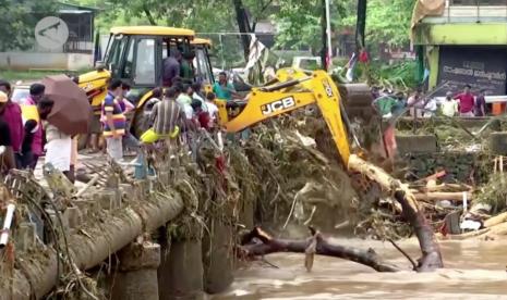 Banjir dan tanah longsor menerjang India Selatan.