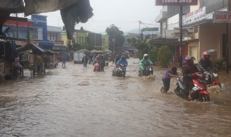 Banjir di Bandung: Belasan motor yang memaksakan melintasi jalan Dayeuhkolot yang terendam banjir mengalami mogok, Rabu (6/3). Hujan deras di wilaya Kabupaten Bandung menyebabkan luapan sungai Citarum.