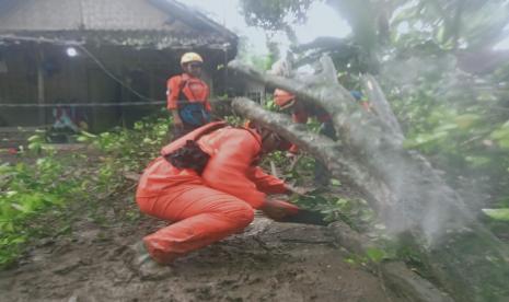 Banjir di daerah Lebak Banten kembali terjadi. Meski intensitas nya tidak seperti Januari lalu, banjir kali ini membuat warga sangat kewalahan karena berbarengan dengan pandemi Covid 19.