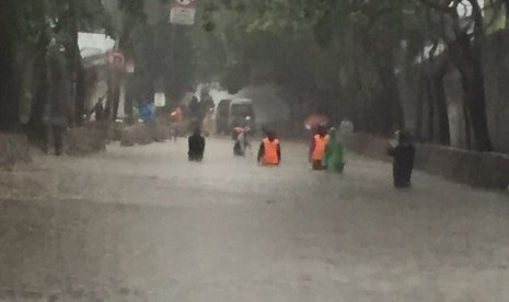 Banjir di depan Gedung Nestle, Jalan TB Simatupang, Jakarta Selatan, Selasa (4/10).