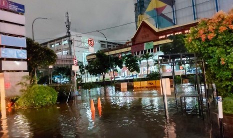 Banjir di depan Gedung Sarinah, Jalan MH Thamrin Jakarta Pusat, Ahad (23/2) dini hari WIB.