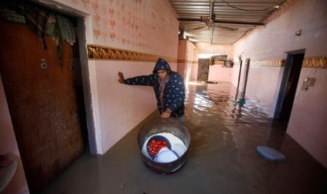 Banjir di Gaza memaksa ribuan orang mengungsi