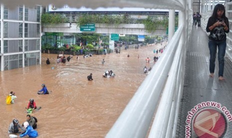 Banjir di Jakarta pada Kamis (17/1) mengakibatkan sistem telekomunikasi sempat tergangu.