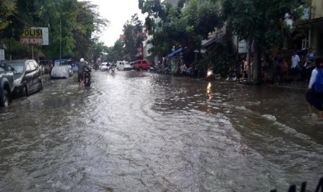 Banjir di jalan Astana Anyar, Bandung.