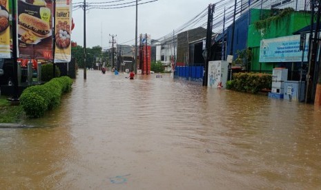 Banjir di jalan Bintara Raya, Bekasi Barat, memutus akses jalan dari Pondok Kopi, Jakarta Timur menuju Kranji, Bekasi Barat, Rabu (1/1).